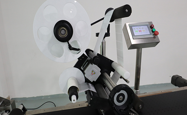 緩存打印貼標機,貼標機設(shè)備,轉(zhuǎn)角貼標機