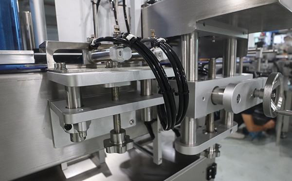 全自動雙側(cè)面貼標(biāo)機,側(cè)面貼標(biāo)機,全自動貼標(biāo)機生產(chǎn)廠家