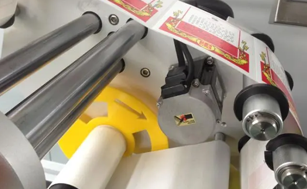 實(shí)時(shí)打印貼標(biāo)機(jī),平面貼標(biāo)機(jī)設(shè)備,貼標(biāo)機(jī)廠家,高臻智能