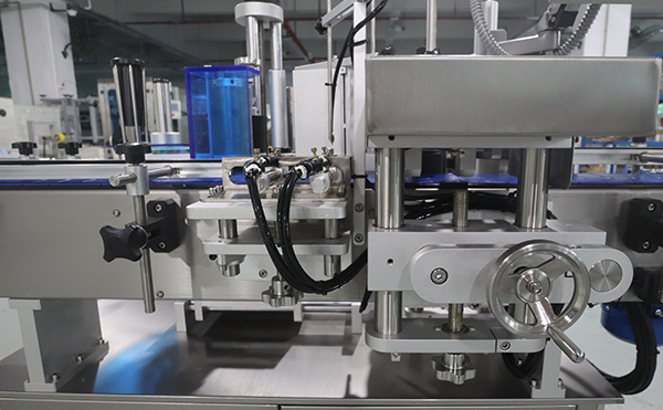 全自動圓瓶貼標機,圓瓶貼標機,不干膠貼標機